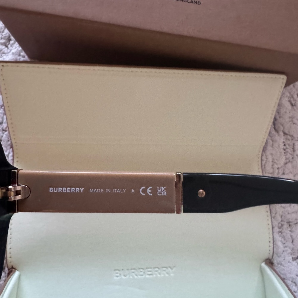Burberry Elegant Black Sunglasses - Picture 4 of 7